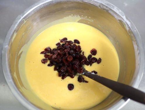 2個(gè)雞蛋做11杯蛋糕，不打發(fā)雞蛋不放黃油，拌一拌就烤蓬松暄軟